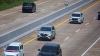 Arus lalu lintas di tol tersebut tampak lancar.