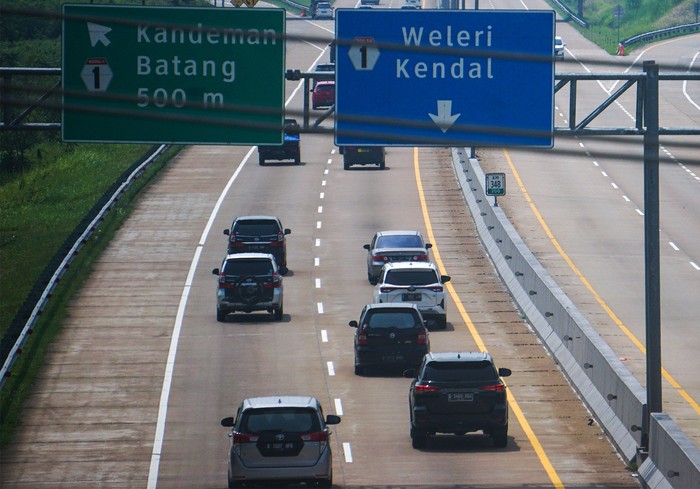 Sejumlah kendaraan melintas di Tol Batang-Semarang, Kabupaten Batang, Jawa Tengah, Jumat (21/4/2023). Pada H-1 Lebaran Idul Fitri 2023, pemberlakuan 