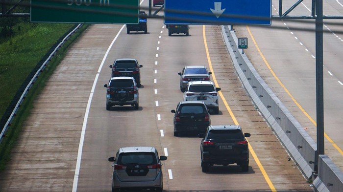 Sejumlah kendaraan melintas di Tol Batang-Semarang, Kabupaten Batang, Jawa Tengah, Jumat (21/4/2023). Pada H-1 Lebaran Idul Fitri 2023, pemberlakuan 