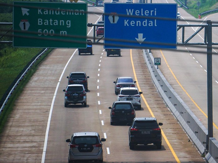 Sejumlah kendaraan melintas di Tol Batang-Semarang, Kabupaten Batang, Jawa Tengah, Jumat (21/4/2023). Pada H-1 Lebaran Idul Fitri 2023, pemberlakuan one way dari Jakarta menuju Jawa Tengah dihentikan. ANTARA FOTO/Harviyan Perdana Putra/rwa.