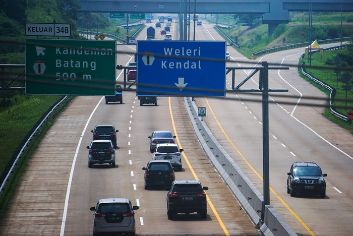 Sejumlah kendaraan melintas di Tol Batang-Semarang, Kabupaten Batang, Jawa Tengah, Jumat (21/4/2023). Pada H-1 Lebaran Idul Fitri 2023, pemberlakuan one way dari Jakarta menuju Jawa Tengah dihentikan. ANTARA FOTO/Harviyan Perdana Putra/rwa.
