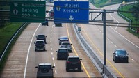 Sejumlah kendaraan melintas di Tol Batang-Semarang, Kabupaten Batang, Jawa Tengah, Jumat (21/4/2023).