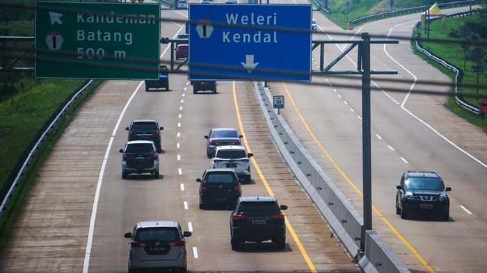 Sejumlah kendaraan melintas di Tol Batang-Semarang, Kabupaten Batang, Jawa Tengah, Jumat (21/4/2023). Pada H-1 Lebaran Idul Fitri 2023, pemberlakuan 