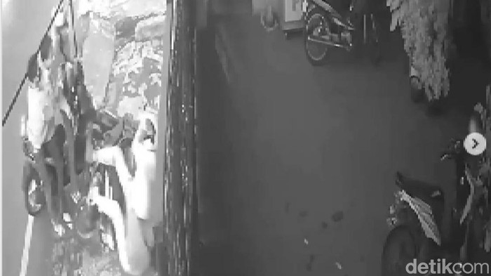Pemotor paruh baya Bandung ditabrak kemudian dipukul pemuda