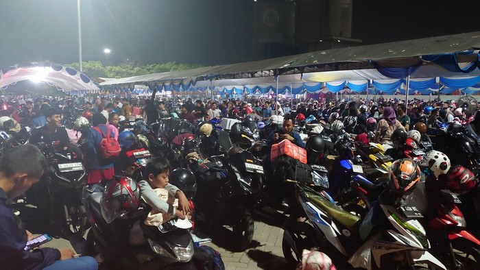 Pemudik motor padati Pelabuhan Ciwandan dini hari ini