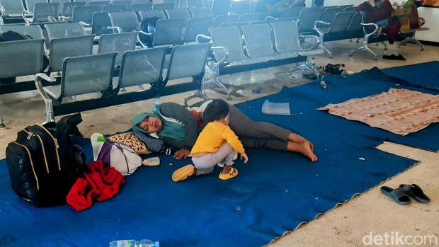 Pemudik yang telantar di Pelabuhan Jangkar Situbondo