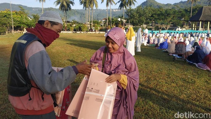 Penjual alas plastik salat Id di Pacitan