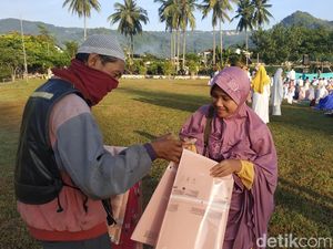 Berkah Penjual Plastik di Pacitan Raup Rezeki Jualan Alas untuk Salat Id