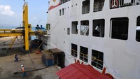 Pekerja melakukan perawatan rutin terhadap kapal KMP Sebuku di Dermaga Pelabuhan Merak, Banten, Jumat (21/4/2023).