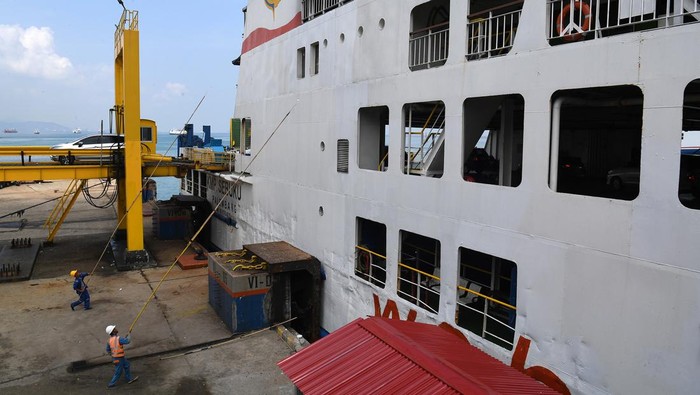 Pekerja mengecat badan kapal KMP Sebuku saat sandar di Dermaga Pelabuhan Merak, Banten, Jumat (21/4/2023). Perawatan tersebut dilakukan secara rutin untuk mencegah korosi pada badan kapal guna memberikan keamanan dan kenyamanan kepada penumpang di masa mudik Lebaran. ANTARA FOTO/Indrianto Eko Suwarso/rwa.