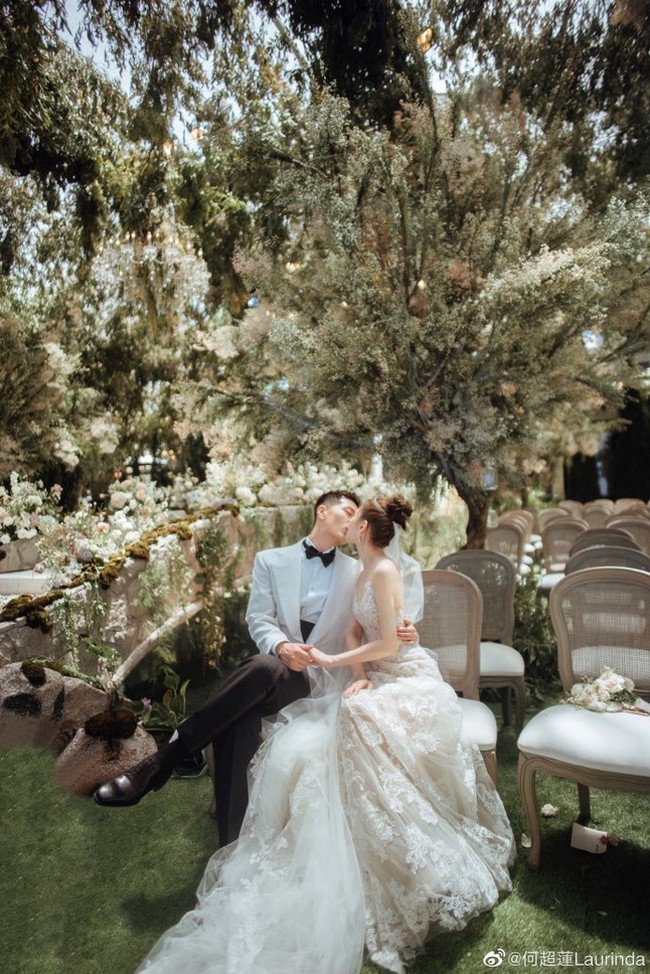 Laurinda sendiri sudah mengunggah beberapa foto pernikahannya di media sosial. Dalam acara yang dihadiri lebih dari 100 tamu itu, ia terlihat cantik dengan balutan gaun pengantin putih dari Vera Wang dan tiara berkilauan. Sedangkan Shawn tampan dengan setelan jas bernuansa hitam putih.Foto: Weibo Laurinda Ho