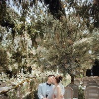 Laurinda sendiri sudah mengunggah beberapa foto pernikahannya di media sosial. Dalam acara yang dihadiri lebih dari 100 tamu itu, ia terlihat cantik dengan balutan gaun pengantin putih dari Vera Wang dan tiara berkilauan. Sedangkan Shawn tampan dengan setelan jas bernuansa hitam putih.Foto: Weibo Laurinda Ho