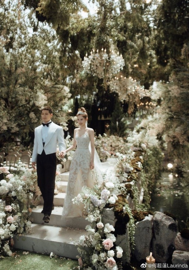 Sosialita dan pebisnis Laurinda Ho baru saja melangsungkan pernikahan di resort mewah, Six Senses Uluwatu, Bali. Dilansir The Asian Parent, anak raja judi Macau tersebut menggelar pesta yang mewah dan intim karena itu dijaga lebih dari 100 sekuriti.Foto: Weibo Laurinda Ho