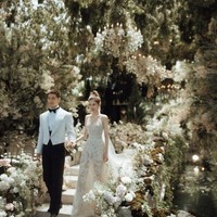 Sosialita dan pebisnis Laurinda Ho baru saja melangsungkan pernikahan di resort mewah, Six Senses Uluwatu, Bali. Dilansir The Asian Parent, anak raja judi Macau tersebut menggelar pesta yang mewah dan intim karena itu dijaga lebih dari 100 sekuriti.Foto: Weibo Laurinda Ho