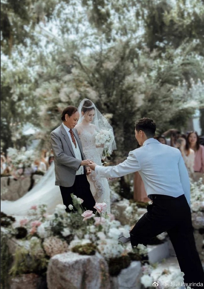 Dari postingannya, bisa dilihat bahwa pesta pernikahan Laurinda Ho bertema taman bunga romantis. Mereka tampak bahagia ketika menuruni anak tangga di tengah pohon, bunga, dan chandelier.Foto: Weibo Laurinda Ho