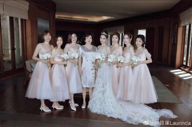 Dilaporkan pula bahwa ada beberapa saudara yang tidak hadir karena itu mereka nanti akan menggelar lagi acara banquet untuk merayakan hari bahagia dengan lebih banyak teman dan keluarga di Hong Kong.Foto: Weibo Laurinda Ho