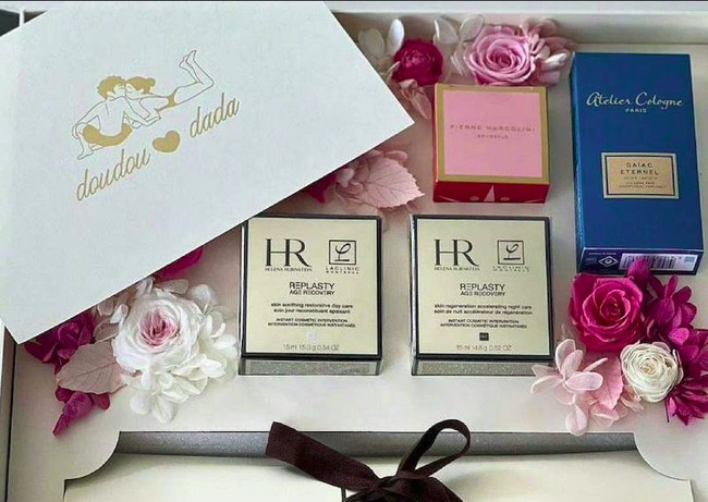 Meski digelar secara private, beberapa foto pernikahan bocor ke publik. Salah satunya menunjukkan souvenir untuk para tamu undangan yang cukup mahal berisi facial cream, parfum, cokelat, penutup mata sutra dan sandal dalam ruangan. Diestimasi total hadiahnya bernilai Rp 1,9 jutaan.Foto: Weibo Laurinda Ho