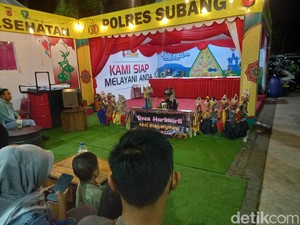 Kala Pemudik Dihibur Wayang Golek di Rest Area Tol Cipali