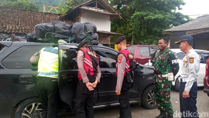 Petugas gabubgan hentikan kendaraan terindikasi travel gelap