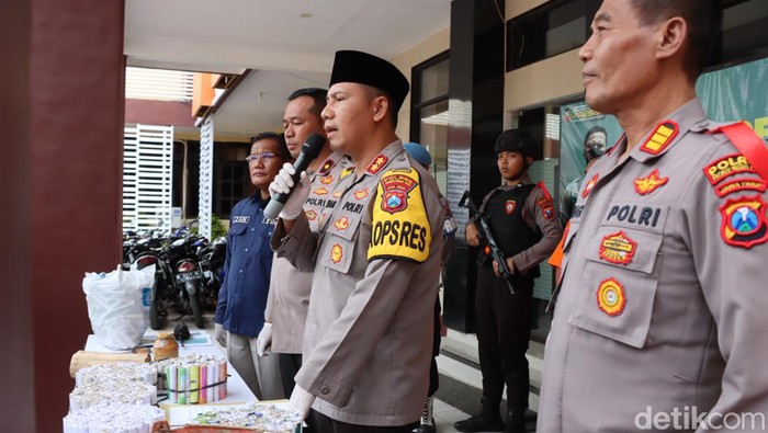 Polisi di Probolinggo menagamankan peracik mercon yang akan dijual saat malam takbiran
