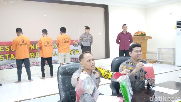 Polisi menangkap 3 pemuda jual obat terlarang di Gorontalo.