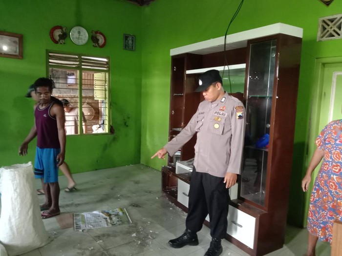 Polisi menunjukkan bekas ledakan petasan yang diracik di dalam rumah warga Desa Kalipurwo, Kecamatan Kuwarasan, Kebumen, Jumat (21/4/2023) sore.