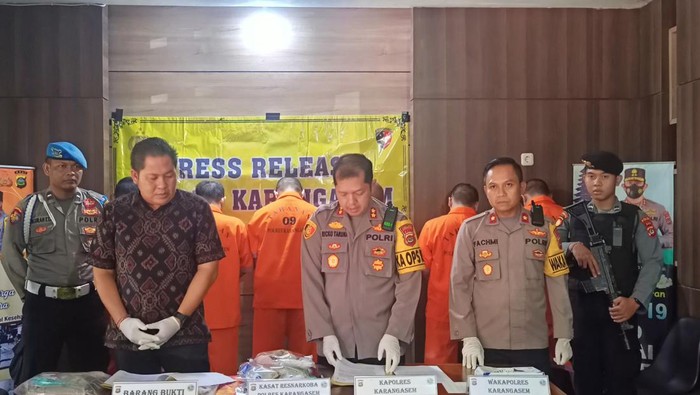 Kapolres Karangasem AKBP Ricko AA Taruna bersama Kasat Narkoba Polres Karangasem AKP I Ketut Wiwin Wirahadi saat melakukan press release kasus Narkoba, Jumat (21/4/2023).