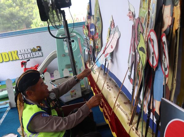 Polisi Lalulintas Jadi Dalang untuk Hibur Pemudik