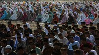 Jemaah Muhammadiyah di Indonesia juga melaksanakan salat Idul Fitri hari ini. Salah satu lokasi salat Idul Fitri berada di Pantai Parangkusumo, Yogyakarta. Garry Lotulung/Anadolu Agency via Getty Images.