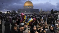 Palestina juga telah mengumumkan bahwa Jumat, 21 April menandai dimulainya Idul Fitri. Warga pun melaksanakan salat Idul Fitri hari ini. AP Photo/Mahmoud Illean.