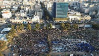 Penampakan dari udara warga Palestina akan melaksanakan salat Idul Fitri di Kota Gaza. Reuters/Mohammed Salem.