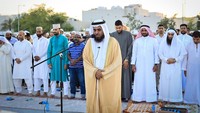 Umat muslim di Bahrain juga melaksanakan salat Idul Fitri hari ini. Ayman Yaqoob/Anadolu Agency via Getty Images.