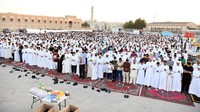 Otoritas Visi Syariah Kuwait juga mengumumkan bahwa hari pertama Idul Fitri jatuh pada Jumat 21 April 2023. Umat muslim pun melaksanakan salat Idul Fitri hari ini. Jaber Abdulkhaleg/Anadolu Agency via Getty Images.
