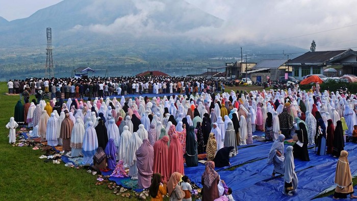 Potret Salat Idul Fitri di Lereng Gunung Sumbing Warga Muhammadiyah melaksanakan Shalat Idul Fitri 1444 Hijriah di lapangan kawasan lereng Gunung Sumbing, Desa Garung, Butuh, Kalikajar, Wonosobo, Jawa Tengah, Jumat (21/4/2023). Selain warga setempat, banyak warga dari luar daerah sengaja datang melaksanakan Shalat Idul Fitri di tempat tersebut untuk menikmati keindahan pemandangan alamnya. ANTARA FOTO/Anis Efizudin/rwa.