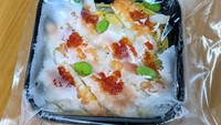Setelah dipanaskan, bentuk sushi dalam wadahnya akan seperti ini. Porsinya terlihat cukup banyak ya? Foto: soranews24.com