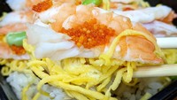 Sushinya terdiri dari nasi yang sudah dibumbui dengan potongan omelet, udang, edamame, dan tentu telur ikan. Dikombinasikan dengan saus mayo yang enak nih. Foto: soranews24.com