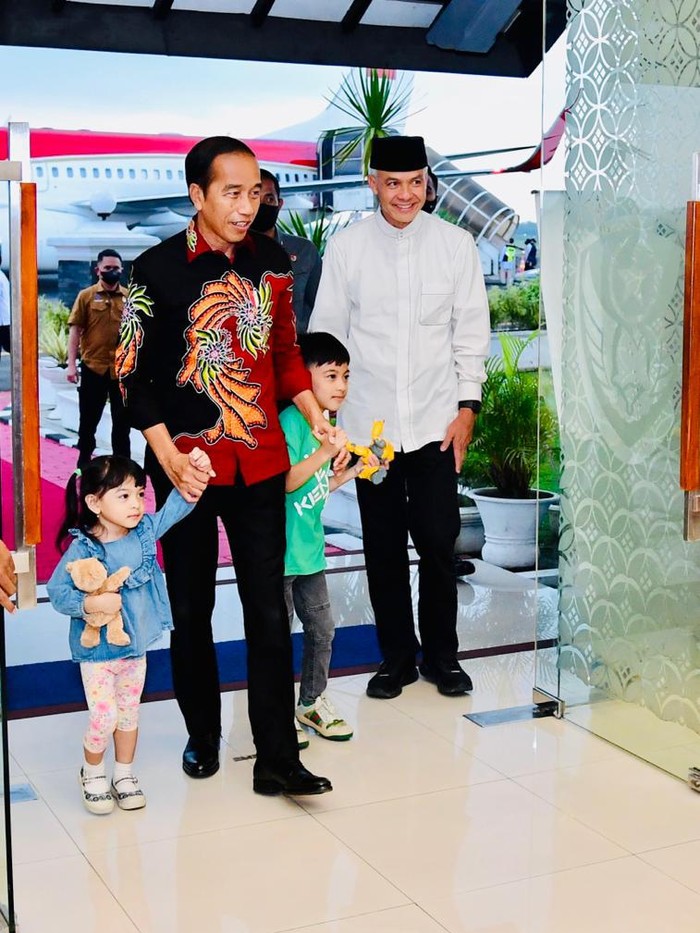 Presiden Joko Widodo tiba kembali di Pangkalan TNI AU Adi Soemarmo Kabupaten Boyolali, Provinsi Jawa Tengah, Jumat 21 April 2023 pukul 16.40 WIB, setelah pagi tadi ke Jakarta untuk menghadiri acara internal.
