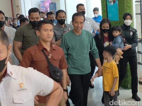 Presiden Jokowi mengunjungi Solo Paragon Mall bersama kedua cucunya, Jan Ethes dan La Lembah Manah, Jumat (21/4/2023) malam.