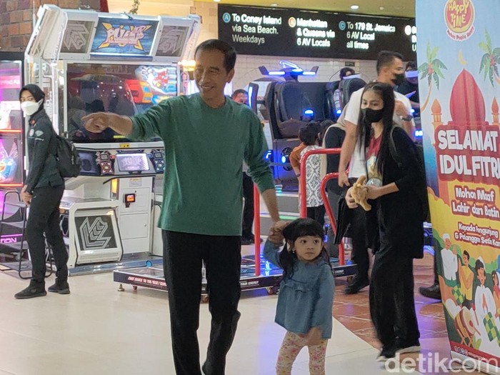 Presiden Jokowi mengunjungi Solo Paragon Mall bersama kedua cucunya, Jan Ethes dan La Lembah Manah, Jumat (21/4/2023) malam.