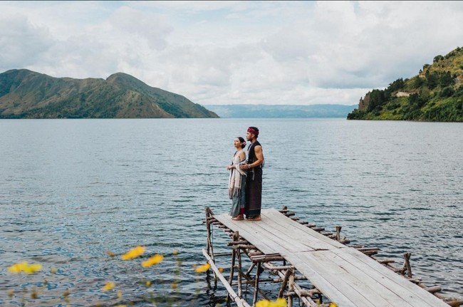 Jessica Mila akan segera melepas masa lajangnya bersama sang kekasih, Yakup Hasibuan. Jelang pernikahan, keduanya melakukan pemotretan prewedding bertema Nusantara. Foto: Instagram/@jscmila
