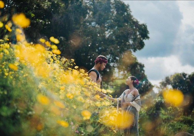 Keduanya mengenakan busana adat Batak yang dipadukan dengan pakaian modern.  Foto: Instagram/@jscmila