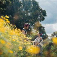 Keduanya mengenakan busana adat Batak yang dipadukan dengan pakaian modern.  Foto: Instagram/@jscmila