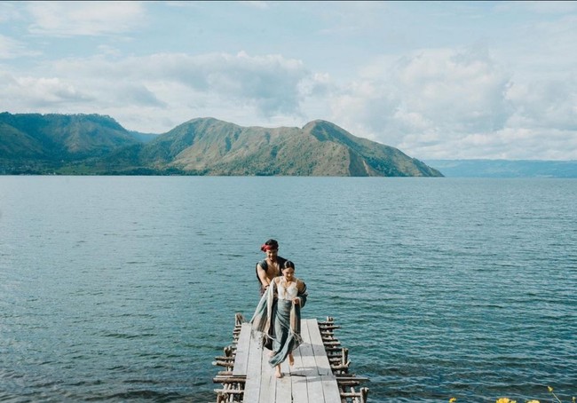 Adat Batak dipilih sebagai tema prewedding Jessica Milla dan Yakup Hasibuan. Mereka memilih Danau Toba untuk lokasi pemotretan. Foto prewedding indah dengan suasana outdoor ala Jessica Milla ini bisa menjadi inspirasi. Foto: Instagram/@jscmila