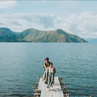 Adat Batak dipilih sebagai tema prewedding Jessica Milla dan Yakup Hasibuan. Mereka memilih Danau Toba untuk lokasi pemotretan. Foto prewedding indah dengan suasana outdoor ala Jessica Milla ini bisa menjadi inspirasi. Foto: Instagram/@jscmila