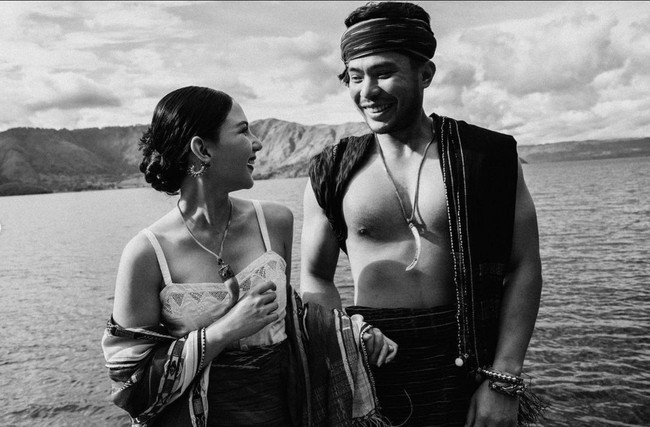 Jessica Mila terlihat memakai camisole, dipercantik tenun Batak yang dikenakan dengan cara dililit. Foto: Instagram/@jscmila