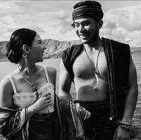 Jessica Mila terlihat memakai camisole, dipercantik tenun Batak yang dikenakan dengan cara dililit. Foto: Instagram/@jscmila