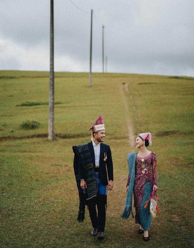 Pada foto lainnya, Jessica Mila dan Yakup Hasibuan memakai baju pengantin Batak Toba. Bintang film ‘Imperfect’ tersebut mengenakan kebaya berpotongan leher rendah yang dipadukan tenun songket. Penampilannya dilengkapi hiasan kepala khas Batak. Foto: Instagram/@jscmila