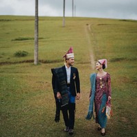 Pada foto lainnya, Jessica Mila dan Yakup Hasibuan memakai baju pengantin Batak Toba. Bintang film ‘Imperfect’ tersebut mengenakan kebaya berpotongan leher rendah yang dipadukan tenun songket. Penampilannya dilengkapi hiasan kepala khas Batak. Foto: Instagram/@jscmila