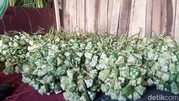 Produksi ketupat tanjung yang dibuat dari Mata Air Tanjung yang legendaris