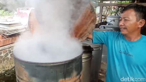 Produksi ketupat tanjung yang dibuat dari Mata Air Tanjung yang legendaris